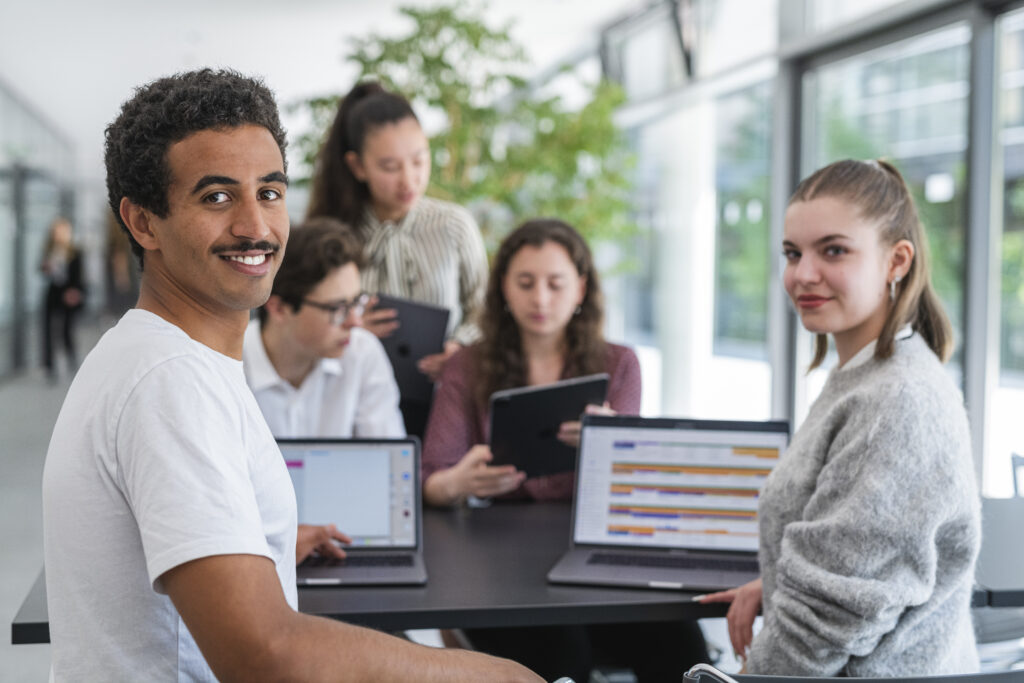 Studierende sitzen an einem Tisch